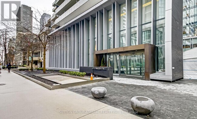 Building Photo - 42 Charles St E