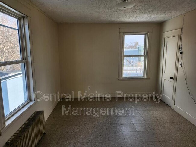 Building Photo - 129 Oak St