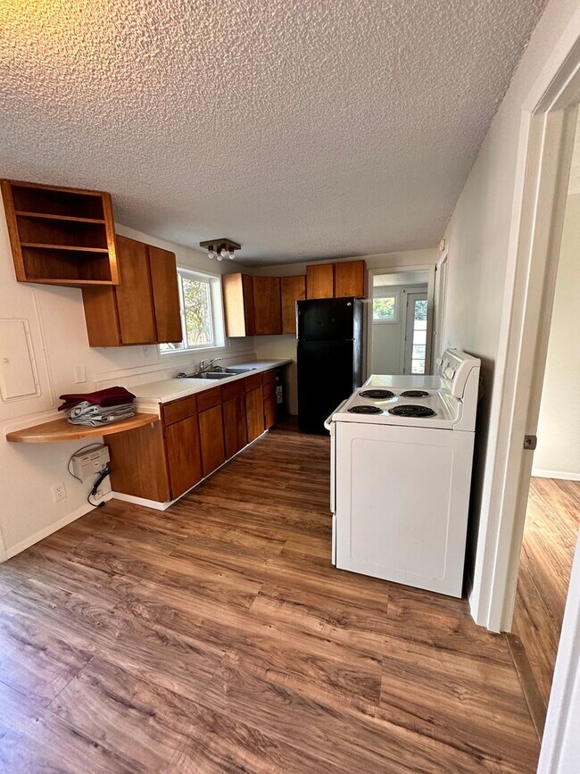 Building Photo - Two Bedroom, One Bathroom House
