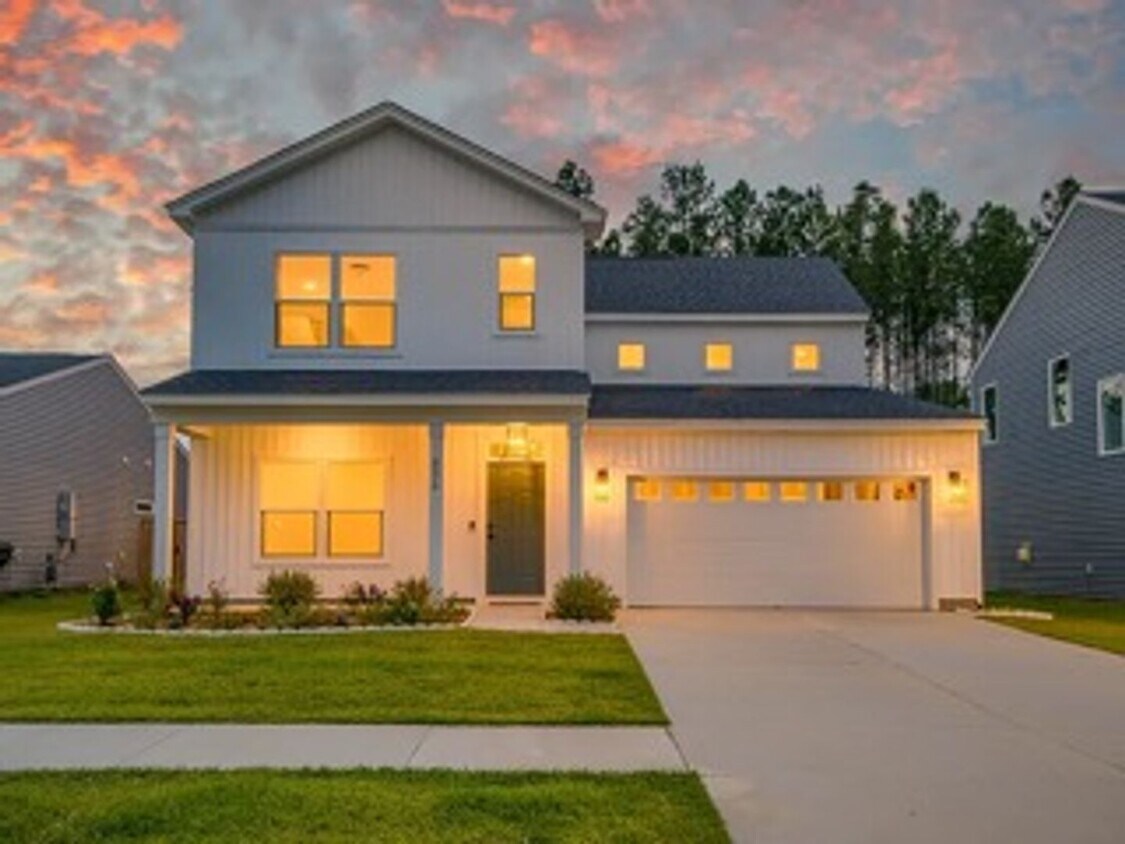 Foto principal - 4 Bedroom 4 Bath Home in Summerville!