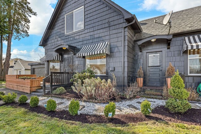 Building Photo - Two-story Old Craftsman House in Tacoma!