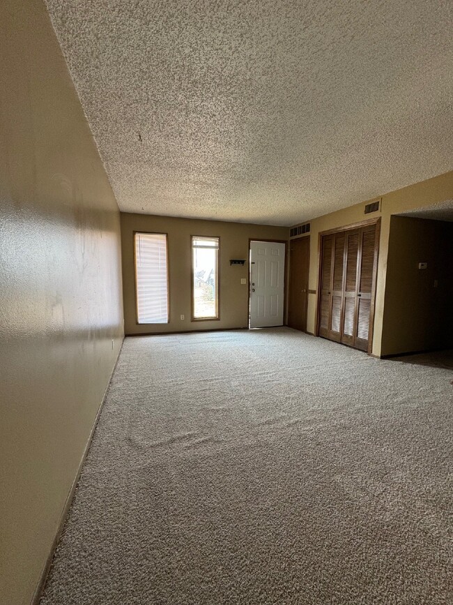 Building Photo - Upstairs 2 bedroom, 1 Bathroom apartment