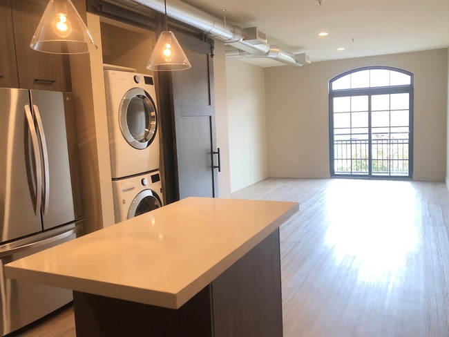 Building Photo - Salt Lake Costume Apartments