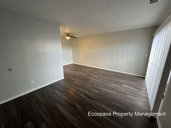 Foto del edificio - 2 Bedroom 1 Bathroom Garden Level Apartment in Aurora