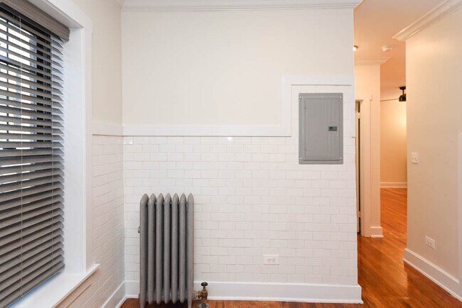 Building Photo - 849 W Agatite Ave