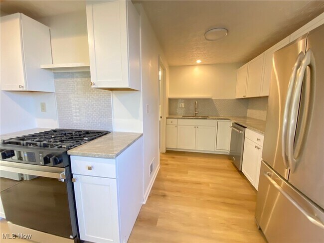 Foto del edificio - 4210 Clinton Ave