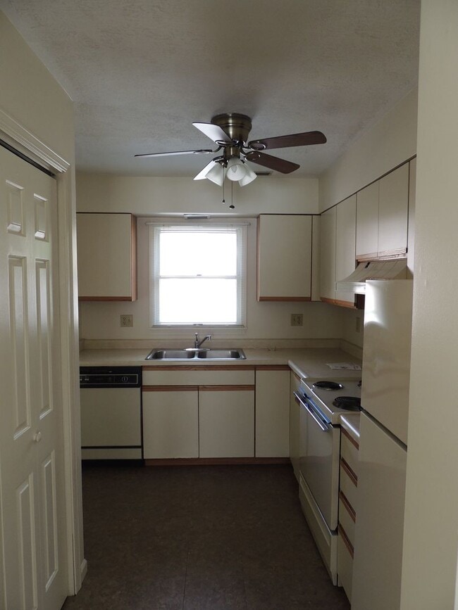 Building Photo - Braemar Townhomes Large 3 Bedroom w/ garage