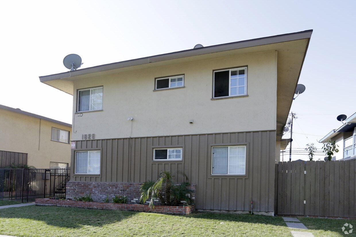 Building Photo - 1828 W Greenleaf Ave