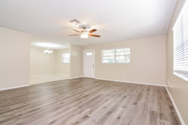 Foto del edificio - 2451 Glenview Dr