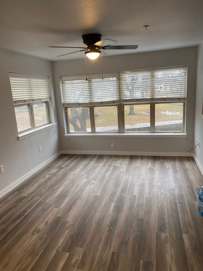 Foto del edificio - School Year Lease! 3 Bedrooms, 2.5 Bathrooms Townhouse near University of Arkansas - 1x Car Garag...