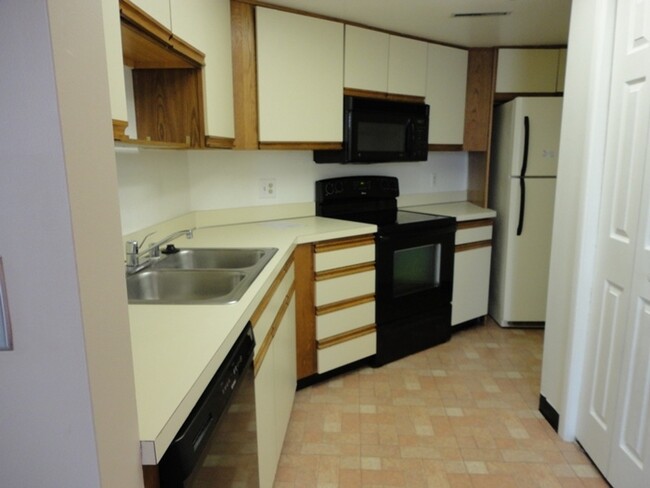 Foto del edificio - 2 bedroom 2 level condo in Creekside Newark