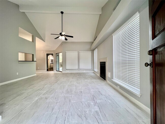 Foto del edificio - 15543 Scenic Haven Dr