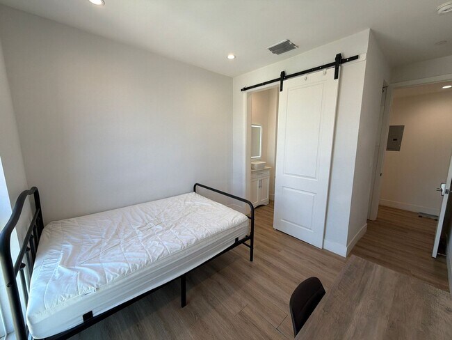 Foto del edificio - 3107-3107 Normandie Ave