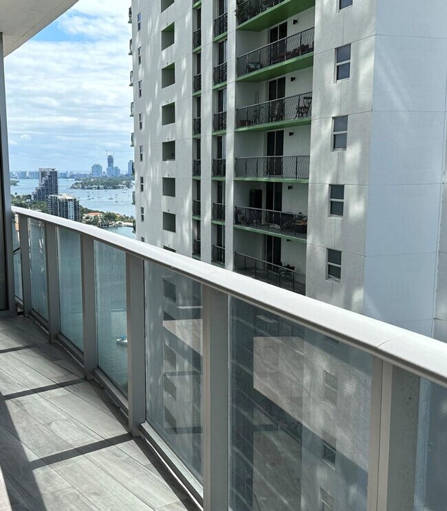 Foto del edificio - 488 NE 18th St