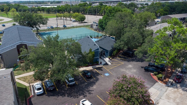 Tennis Courts - Buena Villa Apartmentes