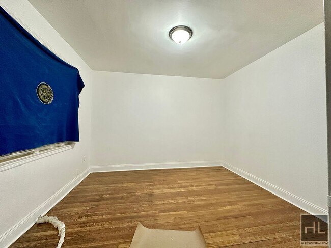 Foto del edificio - RENOVATED 3 BEDROOM APT 63rd Drive