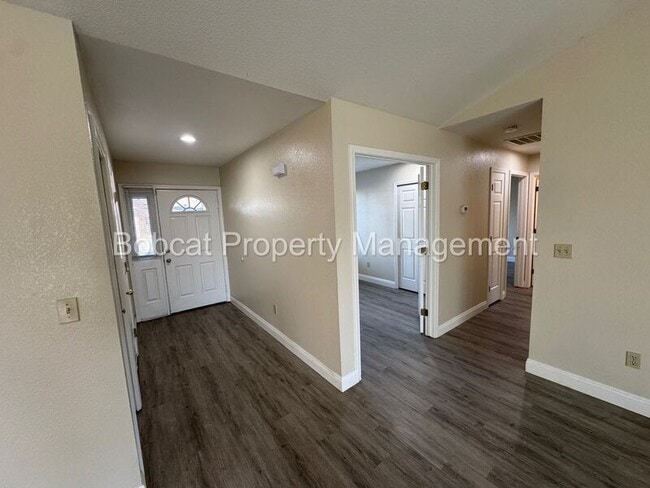 Building Photo - 426 Springview Ct