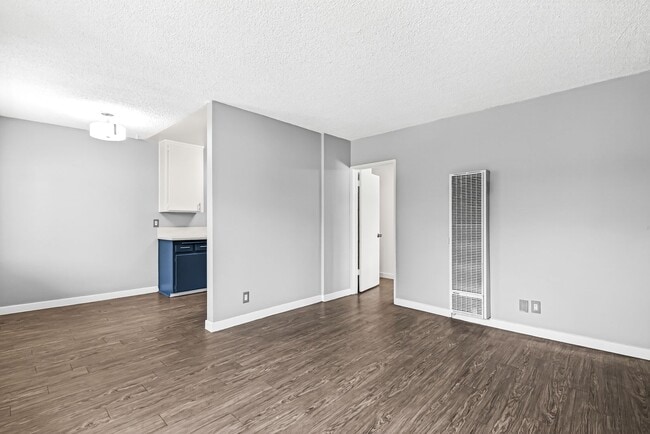 Building Photo - 539 E 11th St