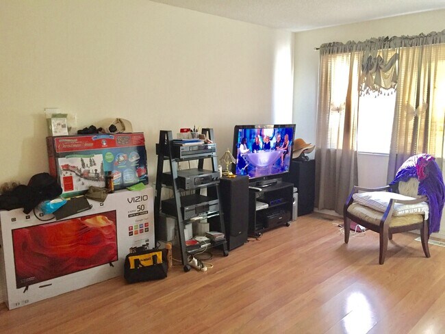 Building Photo - 2Br/1Ba TH w/Attached 1 CG in Brooklyn Park!