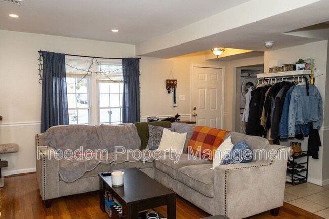 Foto del edificio - 5317 Macwood Dr