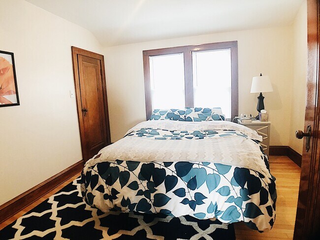 Foto del edificio - Stunning Wauwatosa 2BR Upper Unit with Lov...