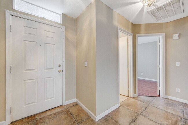 Foto del edificio - Rare Single Story Home with hard flooring!