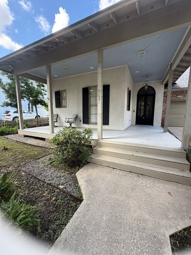 Building Photo - RIVER RANCH GEM!