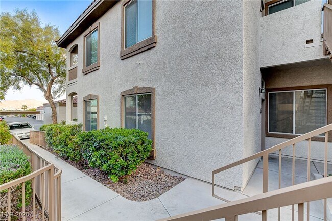 Foto del edificio - 2305 W Horizon Ridge Pkwy