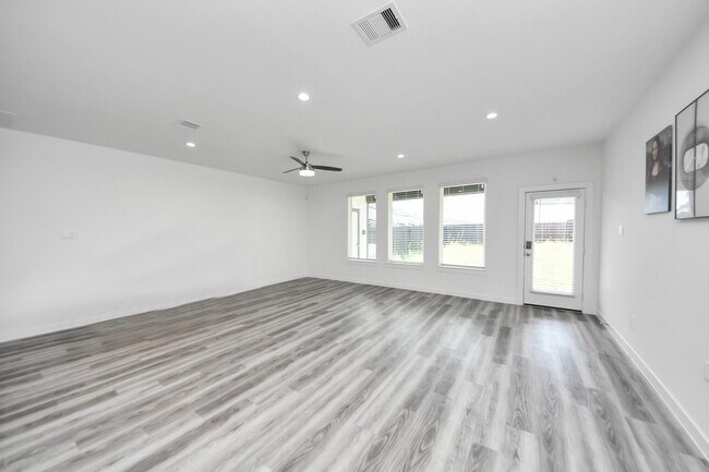 Foto del edificio - 12326 Basilwood Dr