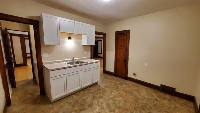 Foto del edificio - Remodeled Spacious Two Bedroom Lower Duplex!