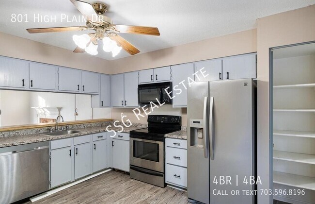 Building Photo - Bright and Sunny 4 bedroom Colonial set on...