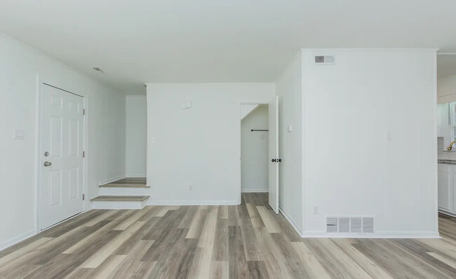 Foto del edificio - Room in Townhome on Greenbriar Rd