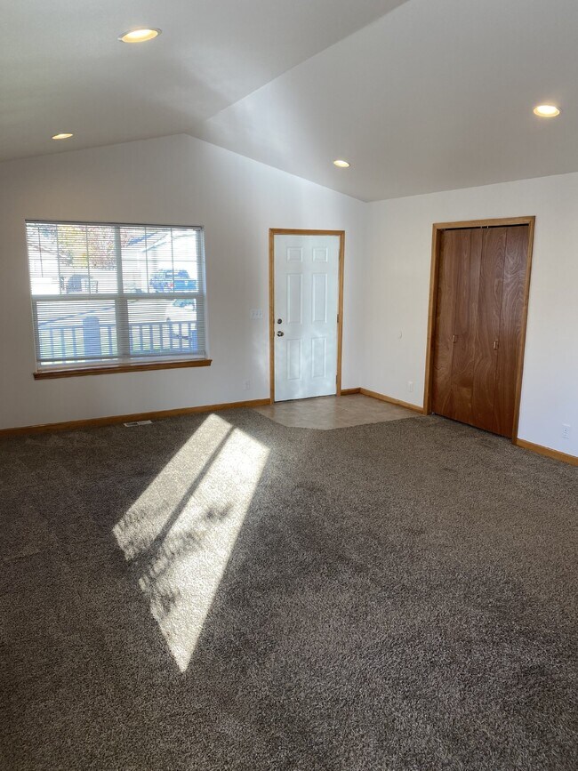 Building Photo - 3-Bedroom, 2-bathroom Home with Large Back...