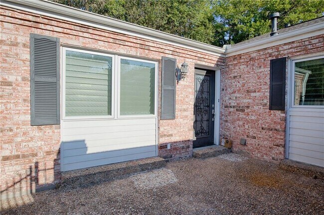 Building Photo - 2900 Windsor Rd