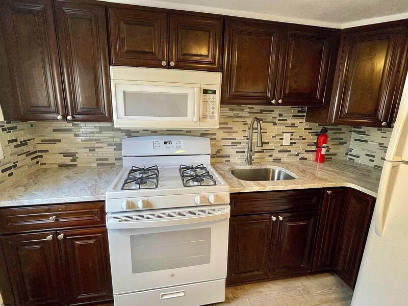 Foto principal - 728 Kearny Ave