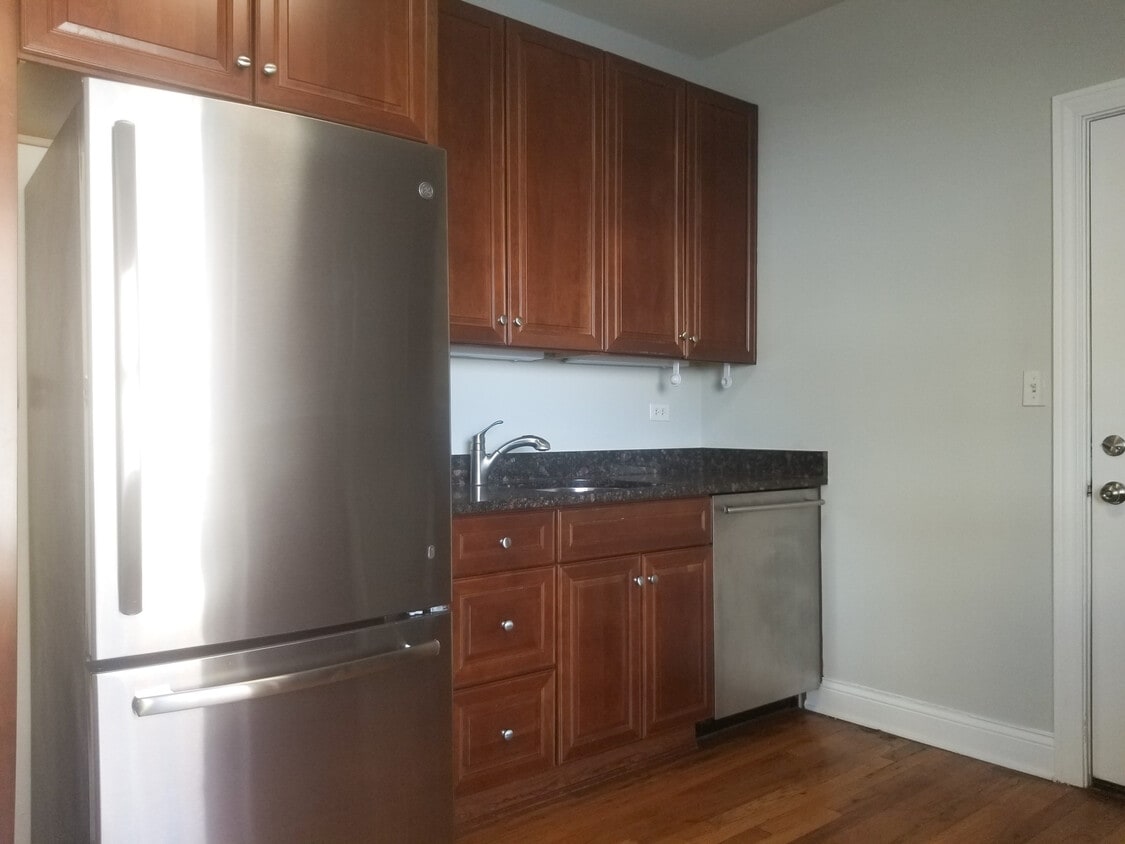 Primary Photo - 746 W Addison St