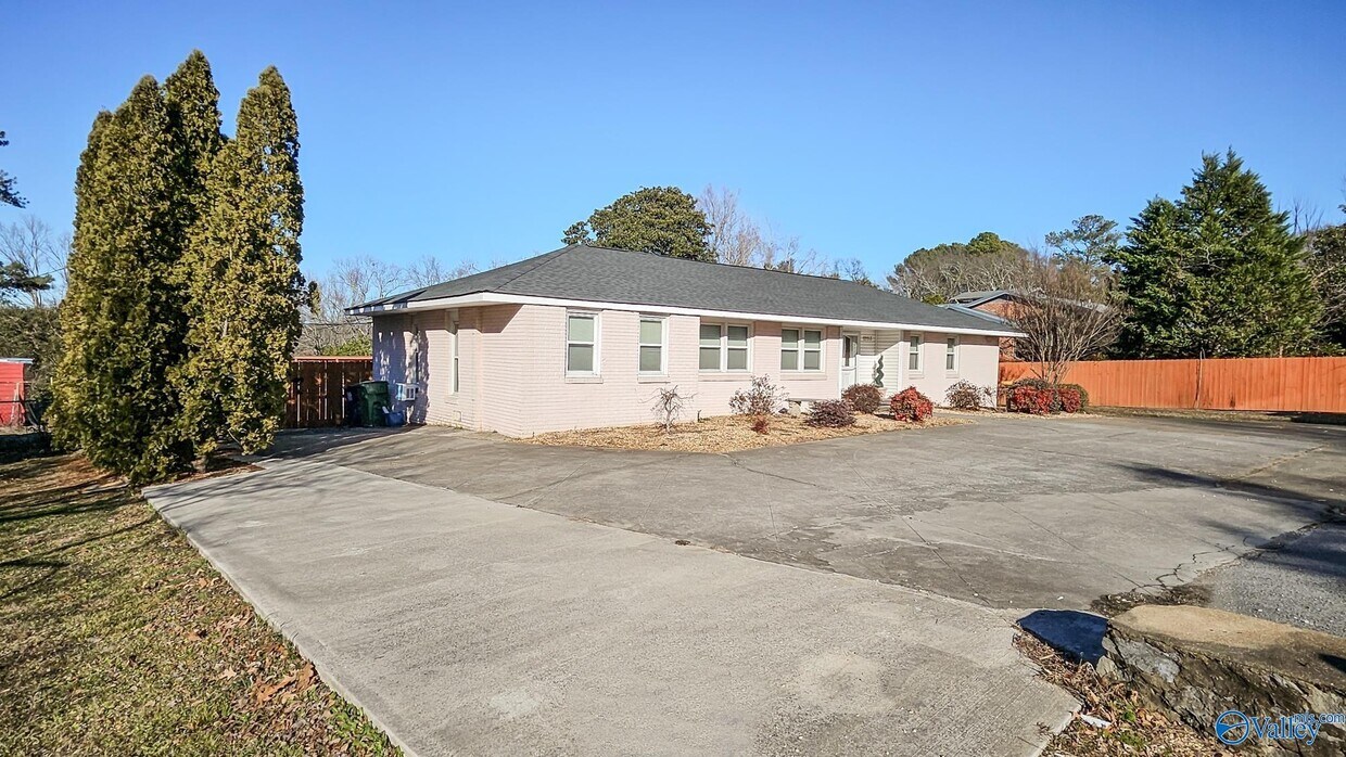 Primary Photo - 1203 Governors Dr SE