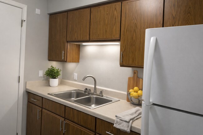 Cocina tipo galera con detalles en roble - Royal Cove
