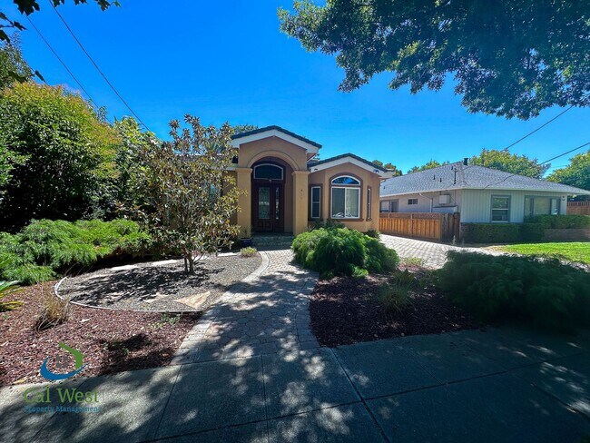 Foto del edificio - $7995 - Executive 4 bed, 3 full bath, Palo...