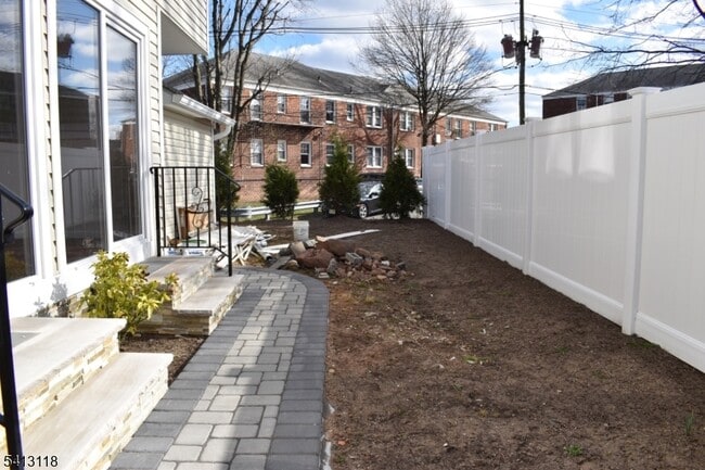 Building Photo - 52 Day St