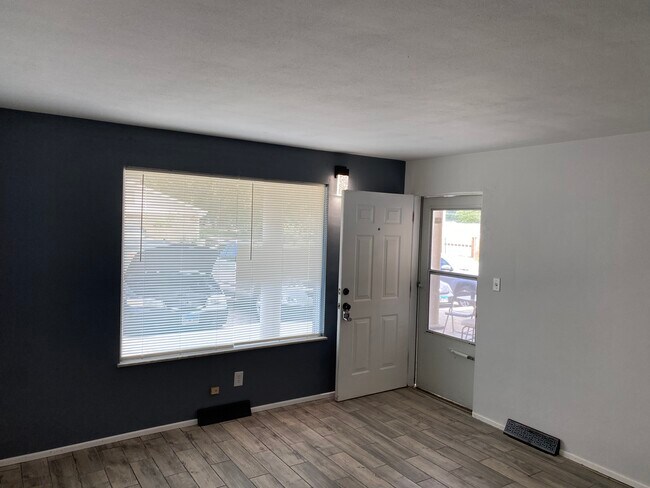 Building Photo - 215 Anderson Ln
