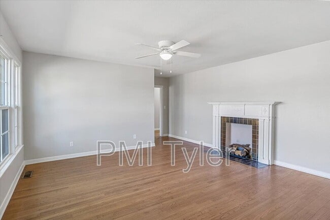 Building Photo - 805 Wilma St