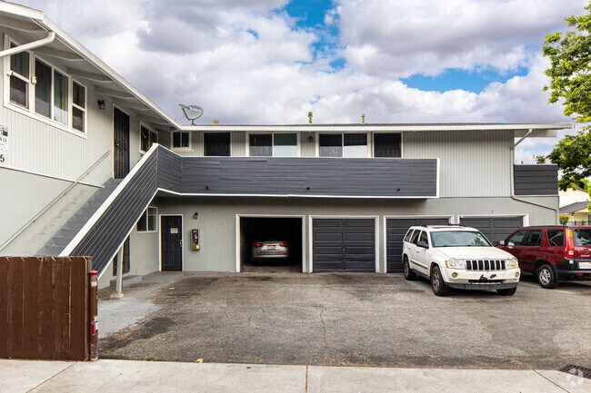 Private garages - 175 Alexander Ave