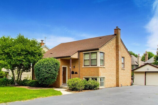 Building Photo - 679 Spring Rd