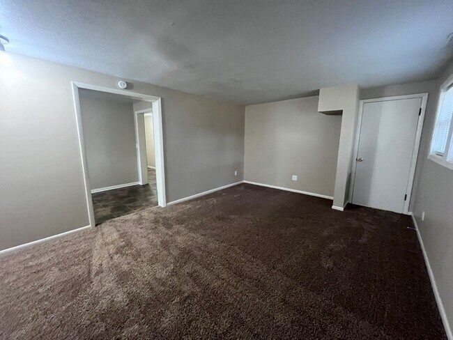 Foto del edificio - 4804 S. Monroe St. - One Bedroom Ranch Hom...