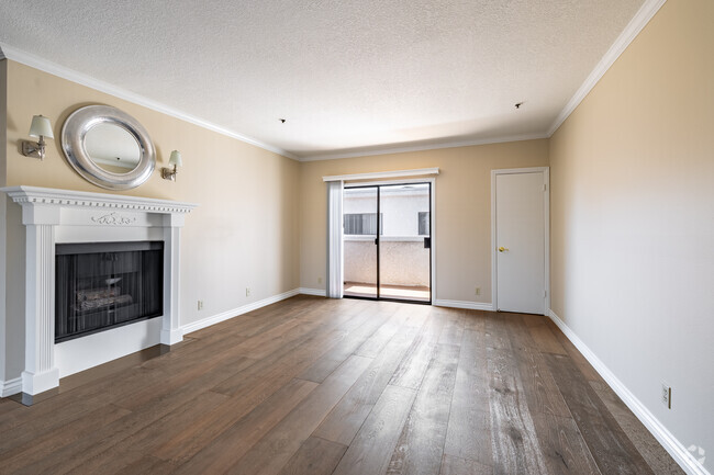 2BR, 2BA - 918SF - Living Room - Chelsea Manor