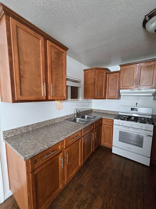 Building Photo - Newly Renovated 3 Bedroom, 2 Bath Home Available May!