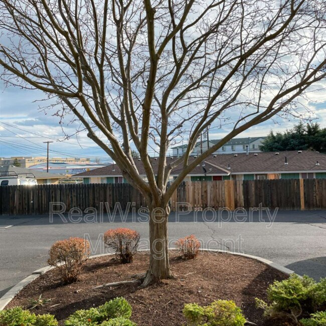 Building Photo - 1558 SW Reindeer Ave