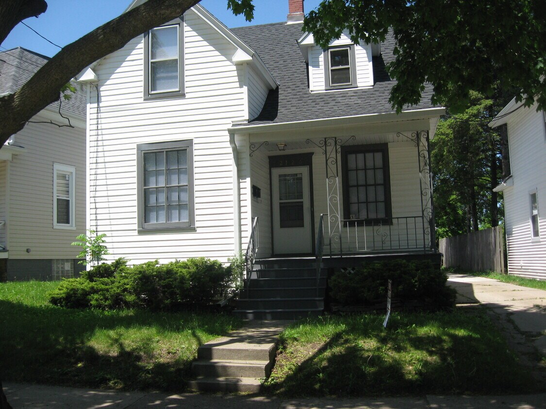 2126 Carmel Ave, Racine, WI 53405 Townhome Rentals in Racine WI