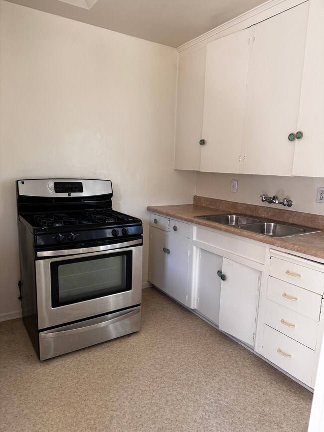 Kitchen - 3574 Wesley St